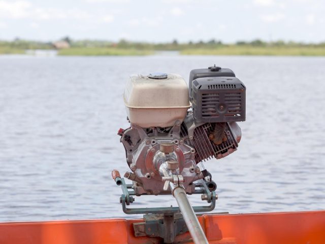 Jak działa silnik zaburtowy elektryczny?