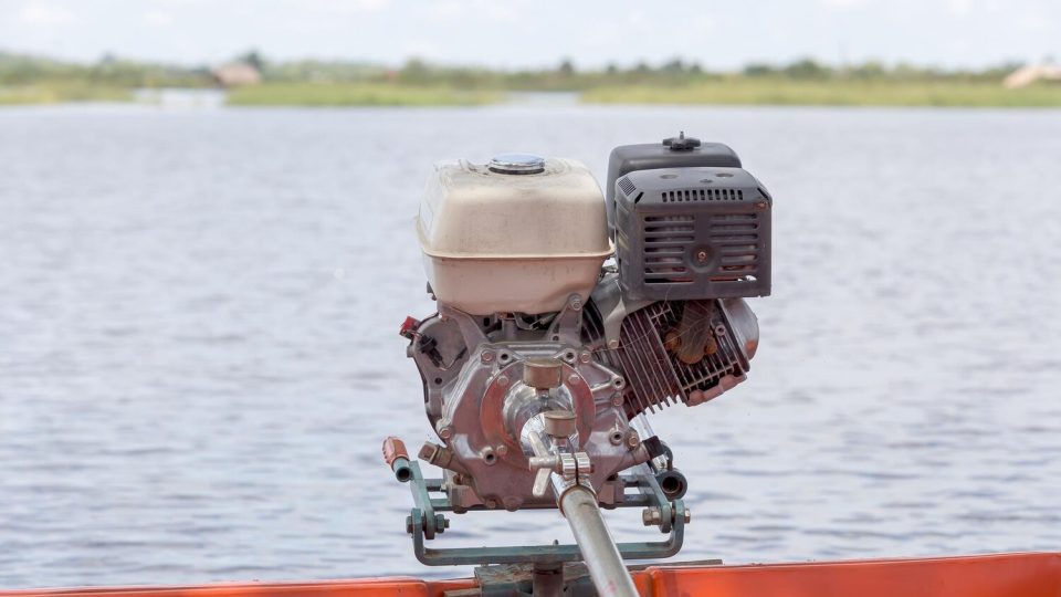 Jak działa silnik zaburtowy elektryczny?